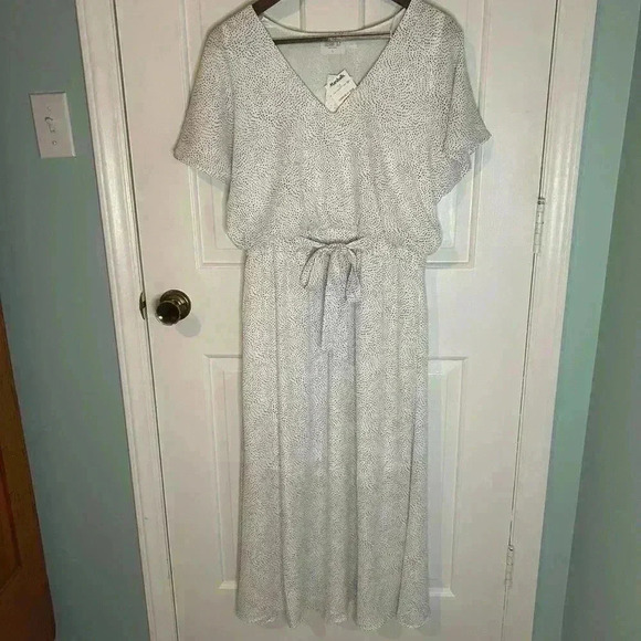 New with Tags Sienna Sky Flowy Dress - Size Large - Picture 3 of 6